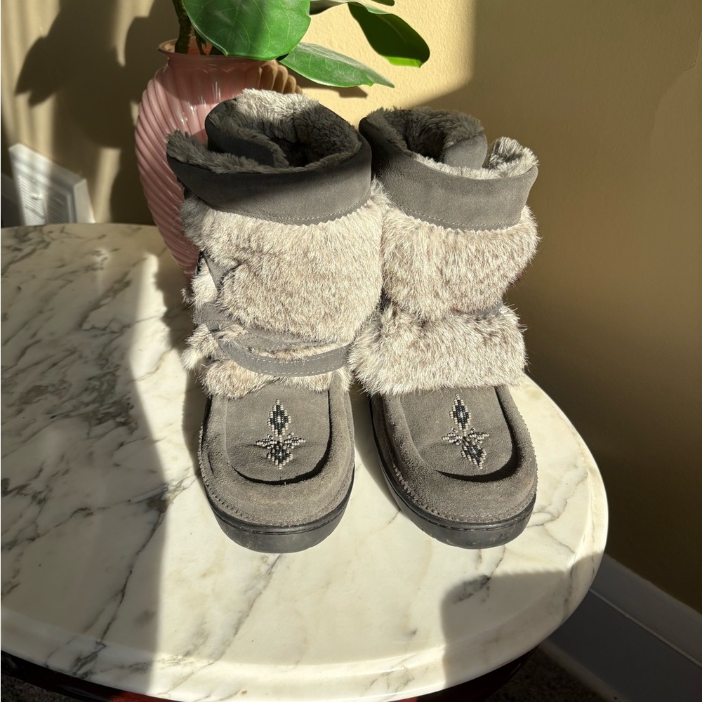 Manitobah Gray Suede Beaded Mukluks Women’s Size 9 - Picture 3 of 9